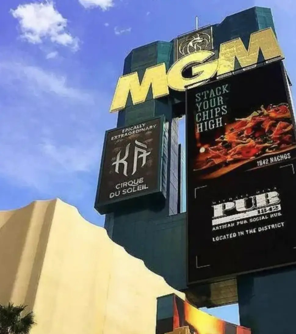 在赌场旁的咖啡店,目睹赌徒的焦虑与期待